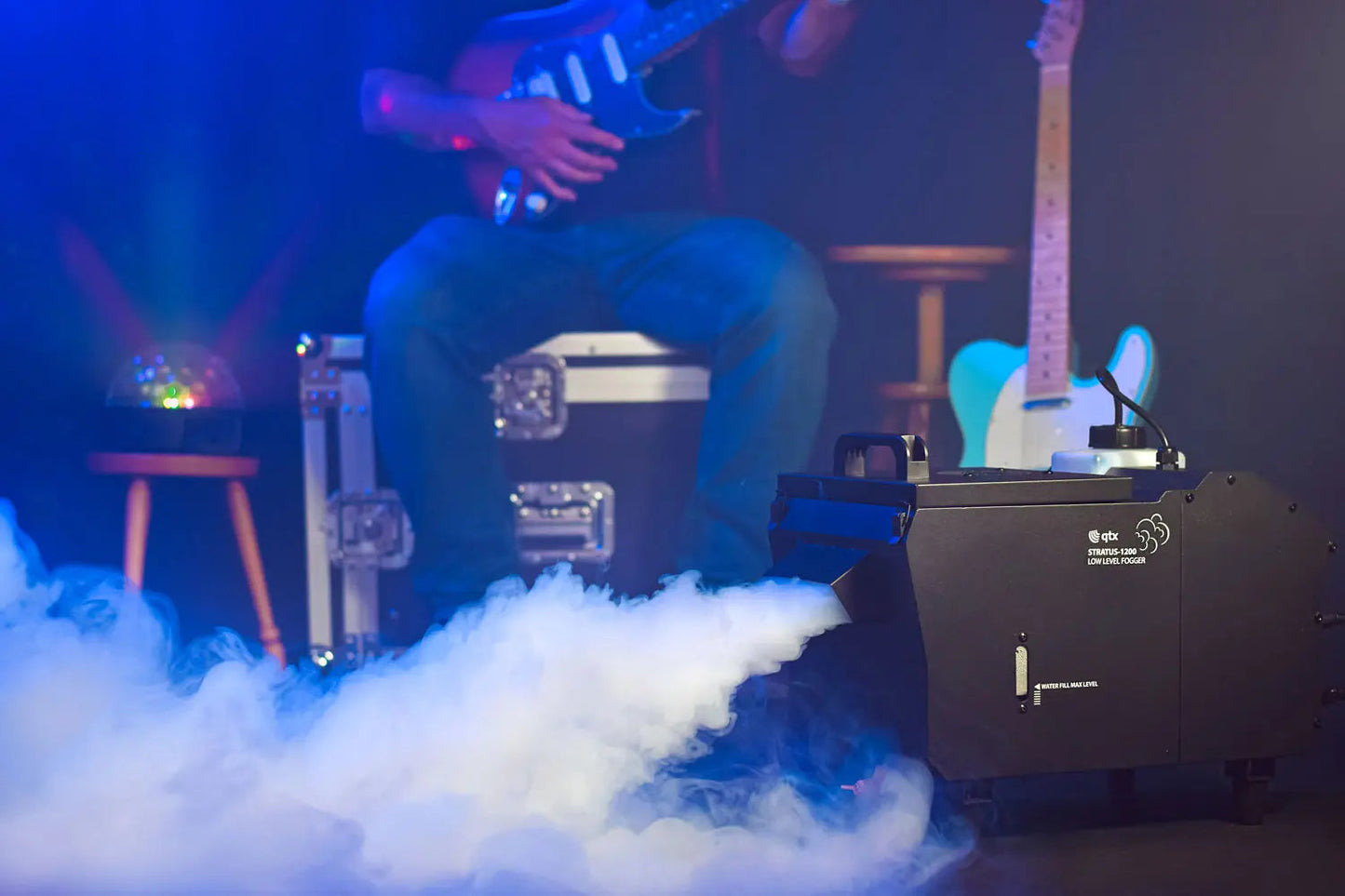 QTX STRATUS 1200-Low Level Fog Machine